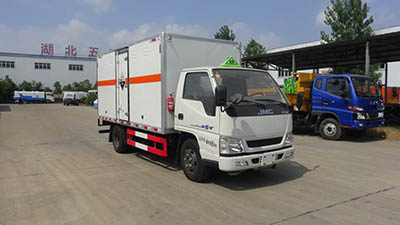 华通牌HCQ5042XFWJX5型腐蚀性物品厢式运输车